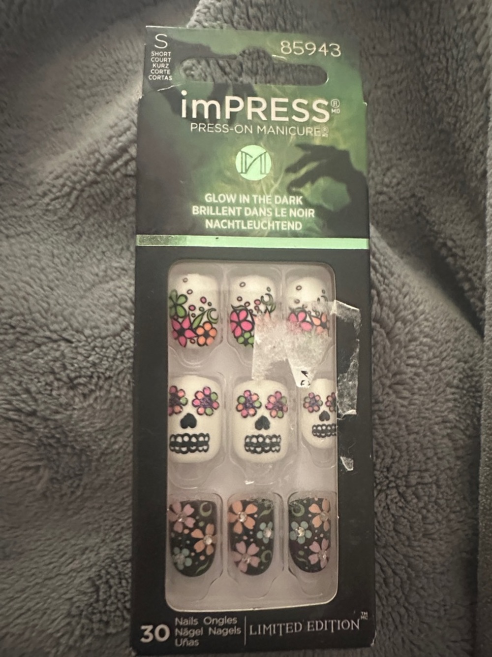 imPRESS Glow-In-The-Dark Floral Skull Press-On Manicure - White & Black